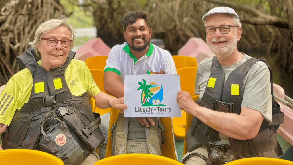 Guide Sarath mit dem Ehepaar Enckhusen auf Madu River Boot-Safari in Balapitiya während ihrer 17-tägigen Sri Lanka Rundreise